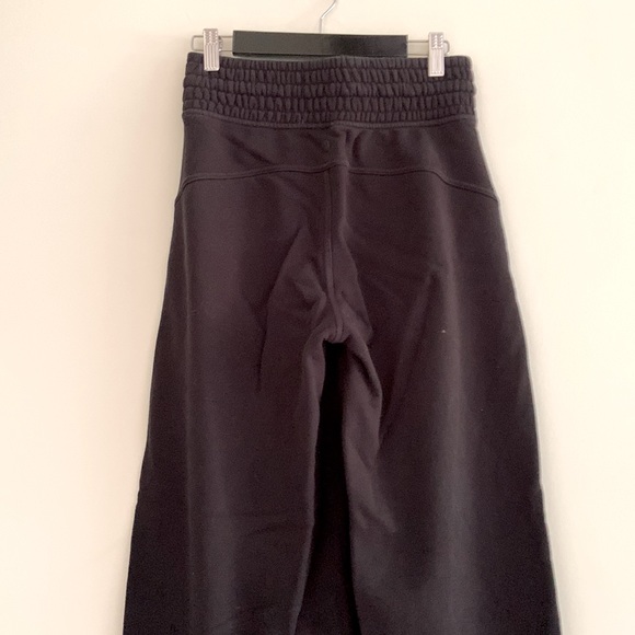 Lululemon Womens Wide leg retro pants size 4 - Picture 3 of 3